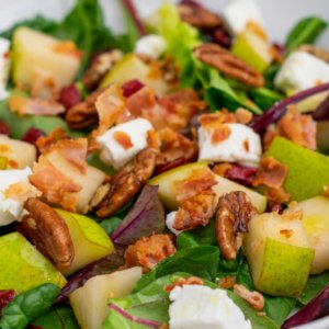 Pear salad with bacon and goat cheese