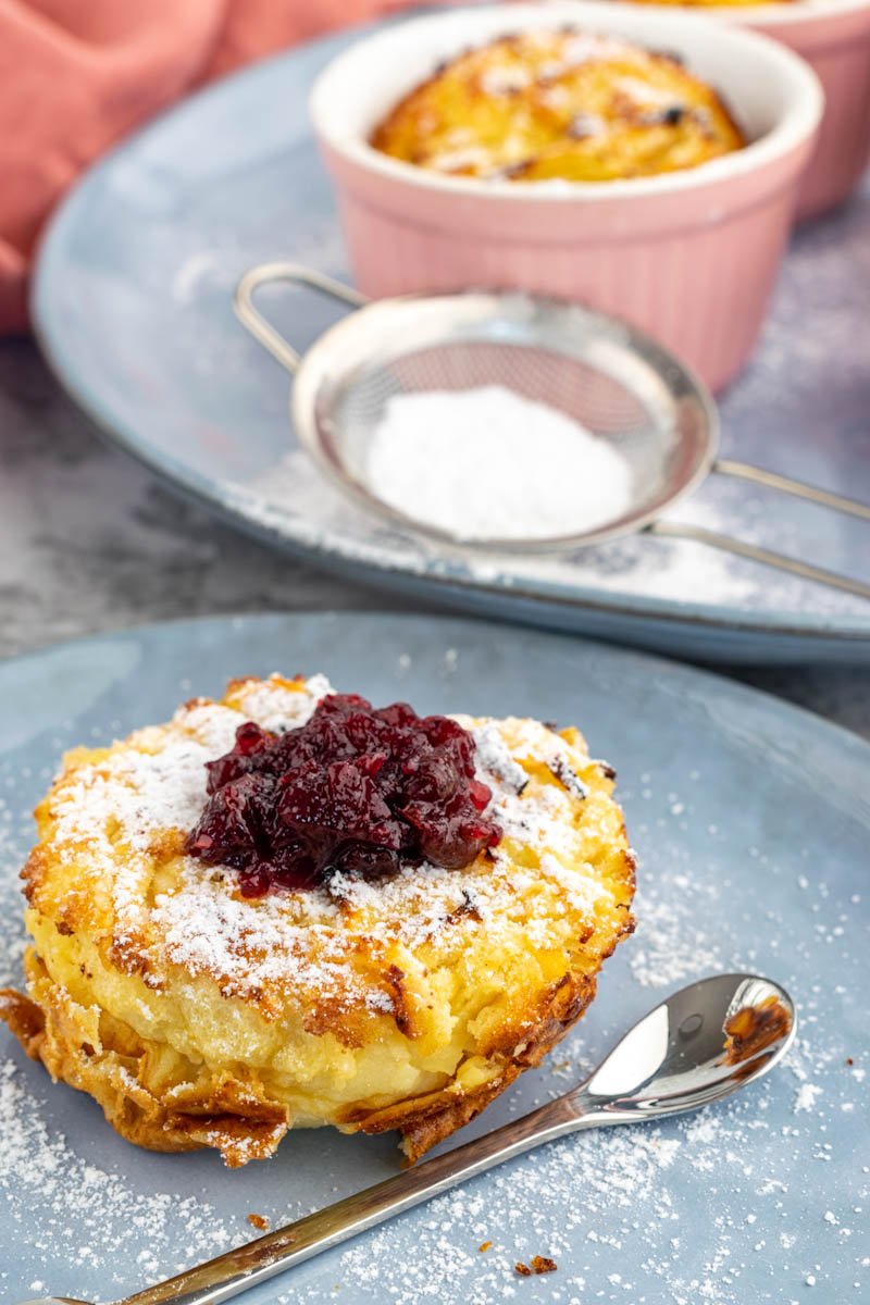 jeden naleśnik (dutch baby) z dżemem na talerzu, widok z boku