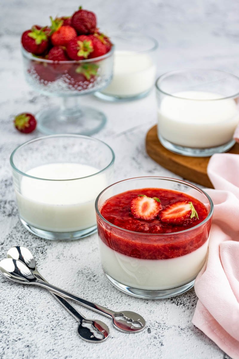 Fit panna cotta ze świeżymi owocami