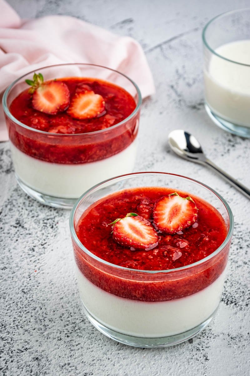 deser panna cotta z truskawkami 