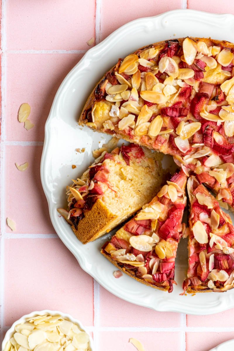 Rhubarb cake with almonds 