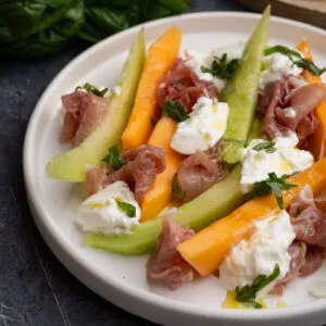 salatka z melonem i prosciutto