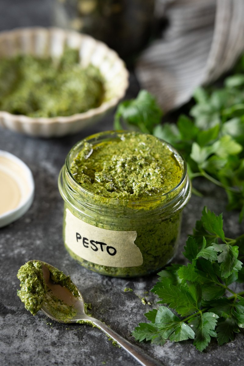 pesto z pietruszki w słoiku